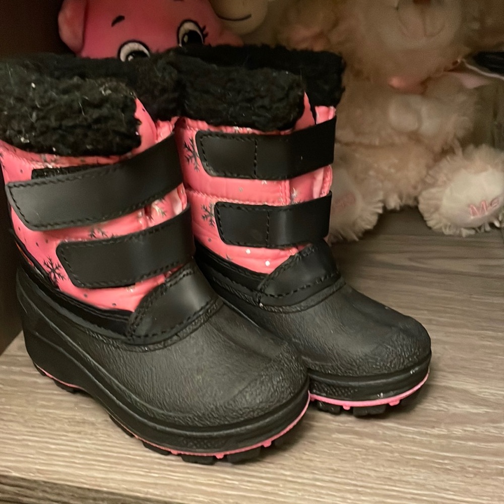 Baby girl Boots Size 6 - Fits like a 5